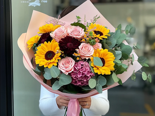 Buchet floarea soarelui, trandafiri, hortensie și crizanteme burgundy