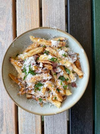 Cartofi Prajiti cu bacon si parmezan