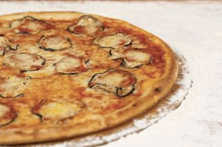 Pizza classica parmigiana di melanzane