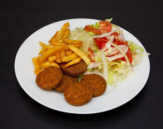 Piatto falafel con patatine
