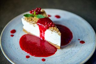 Cheesecake cu	sos de fructe de sezon