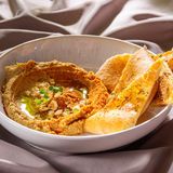 ჰუმუსი თეთრი ლობიოთი და არომატული პურით