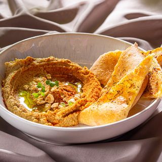 ჰუმუსი თეთრი ლობიოთი და არომატული პურით