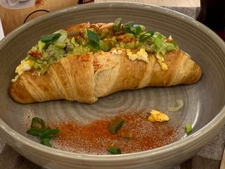 Солен кроасан с масло, гуакамоле и рохко бъркани яйца(200г)