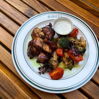 Шашлик з м'яса курки з овочами гриль (350г)