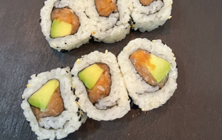 Salmón avocado maki 8 piezas