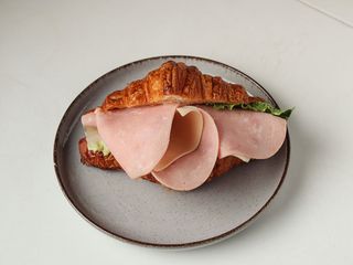 Круасан з шинкою та соусом "Вітелло Тоннато" (220g)