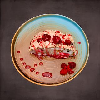 Фисташковый рулет с малиной