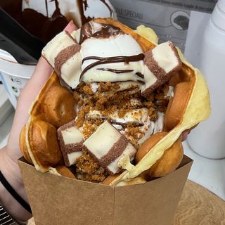 Bubble Waffle Kinder Bueno White con Gelato