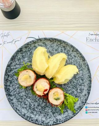 Piept de pui umplut cu parmezan și mărar în mantie de prosciutto crudo