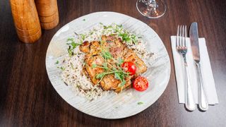 Pulpa de pui marinata la gratar, orez salbatic cu legume