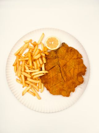 Cotoletta di Vitello l'Orecchio d'Elefante Con Patatine Fritte E Limone
