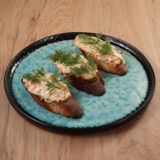 Гаряча брускета з моцарелою та шинкою