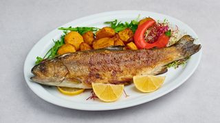 Pstrąg z grilla po serbsku