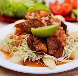 Yuca con chicharrón hondureña 