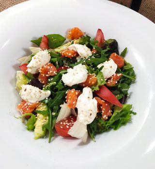 Салат з лососем, томатами і Крем-Сиром (250г)