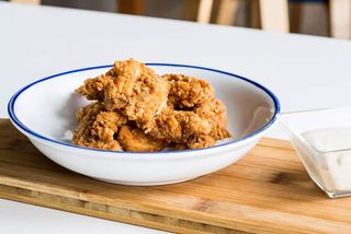 Finguers De Pollo Con Salsa De Queso Crema