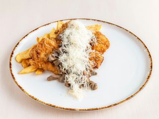 Kotlet schabowy po zbójnicku zapiekany z pieczarkami i serem, frytki, surówka