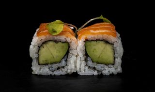 100.Uramaki De Salmón Con Aguacate Y Queso (8 Uds.)