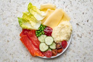 Дитячий обід з картопляним пюре та лососем