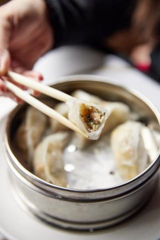 Raviolis de gambas y trufa al vapor