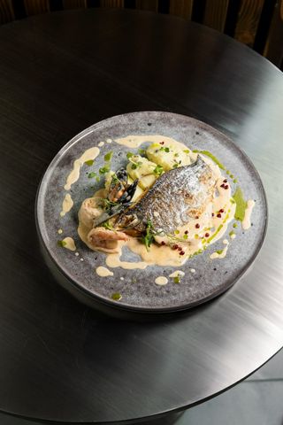 Дорадо з трюфельним пюре та соусом Том Ям з морепродуктами