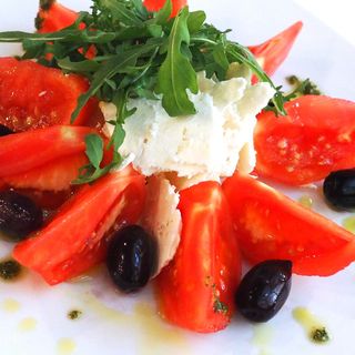 Домат с билково сирене и песто 300 гр.