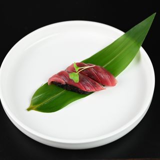 29 Nigiri black maguro