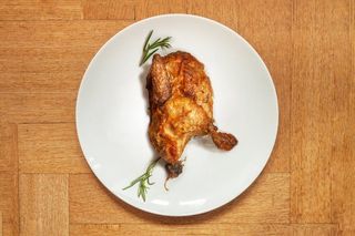 Mezzo pollo con insalata