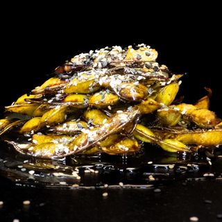 Edamame con salsa de soja y sésamo
