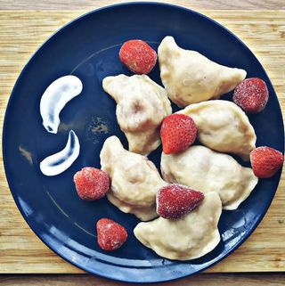 Pierogi z truskawkami 300g z ciasta drożdżowego