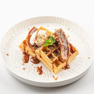 Вафли с бананом и мороженным