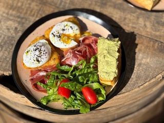 Сніданок Яйця Бенедикт з хамоном