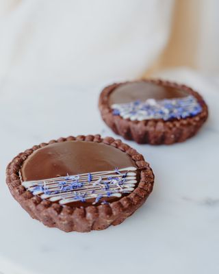 Tarta cu ciocolata neagra si caramel sarat