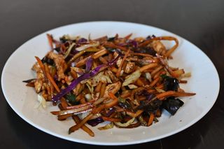 Piletina sečena na rezance sa bambusom i kineskim pečurkama