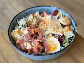 Салат з куркою та смаженим беконом (300g)