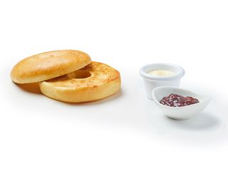 Bagel Brioche Con Mermelada Y Mantequilla