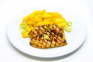 Pastramă piept de pui și cartofi pai