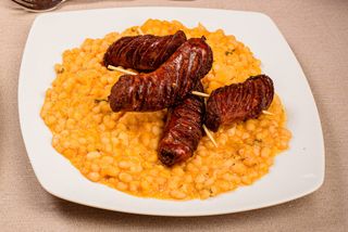 Iahnie de fasole cu cârnaț prăjit și murături