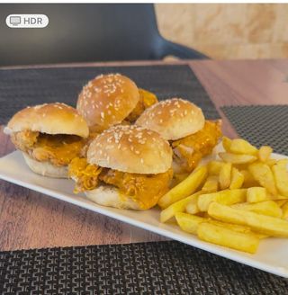 Mini hamburguesas de pollo crujiente con cheddar 4 uds. y patatas