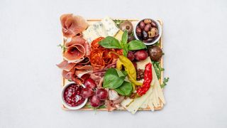 Duży box wędlin, serów i marynat włoskich (3-4 os.)