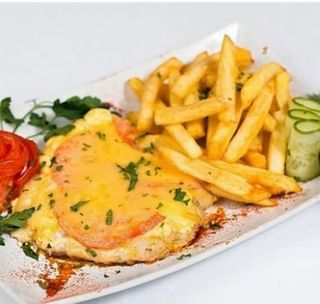 Куриная грудка с овощами в сливочном соусе с картофелем фри