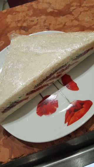 Tramezzino con bresaola, rucola e formaggio