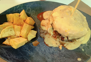 Hamburguesa Bañada En Queso Con Carne Mechada (300 G.)