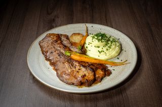 Brisket cu piure de cartofi cu trufe