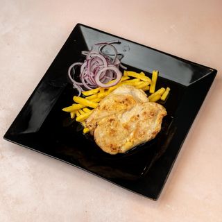 Pileći file sa pomfritom