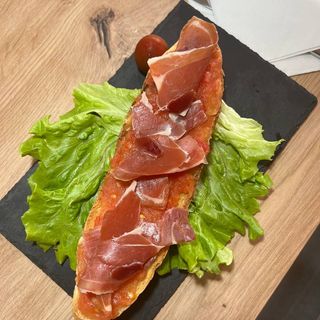 Tostada con jamón serrano y tomate