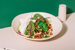 Salată mediteraneană cu năut și feta