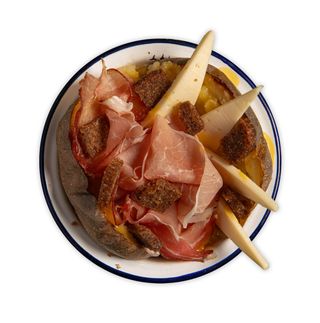 Fontina, crema al tuorlo d'uovo, speck e crostini di pane nero