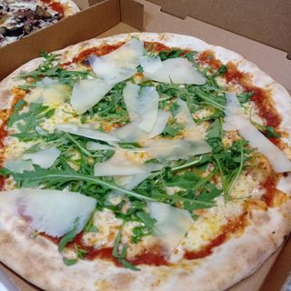Pizza Rúcula Y Scaglie Di Grana (33 Cm.)